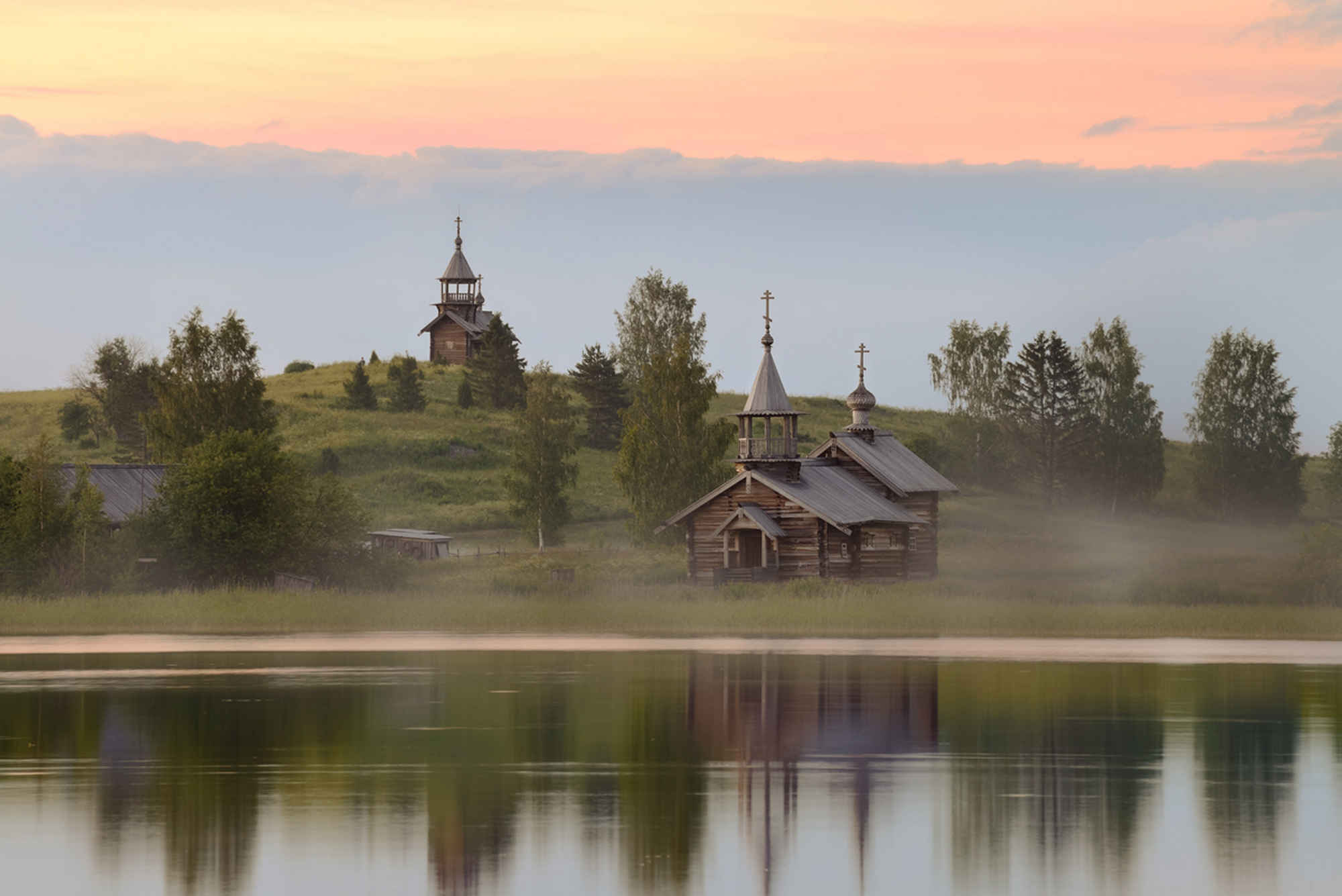 Foto Landschaft in russisch Karelien mit Häusern